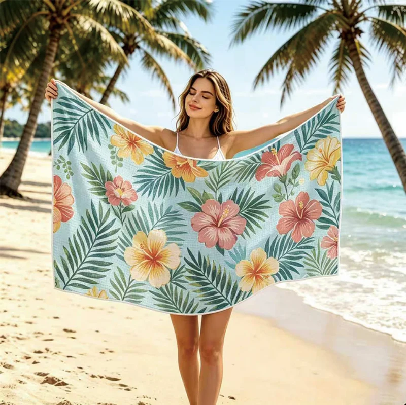 Strandtuch mit lebhaftem Küstenmotiv Skanto