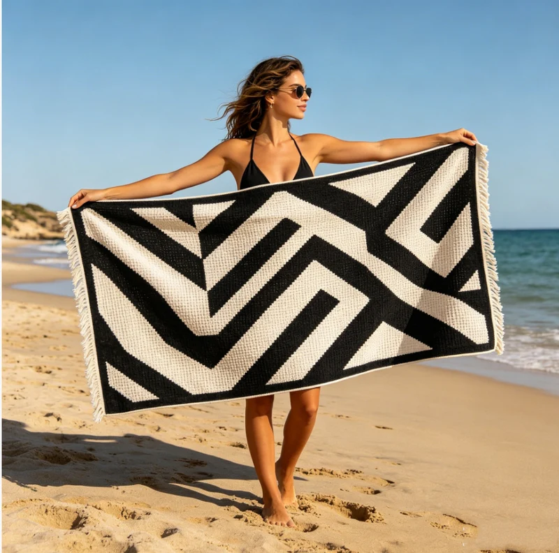 Strandtuch mit lebhaftem Küstenmotiv Skanto