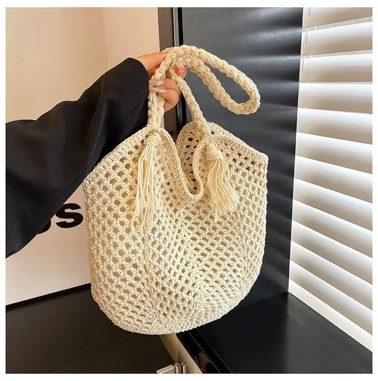 Handgefertigte Strohtasche mit Quasten Skanto