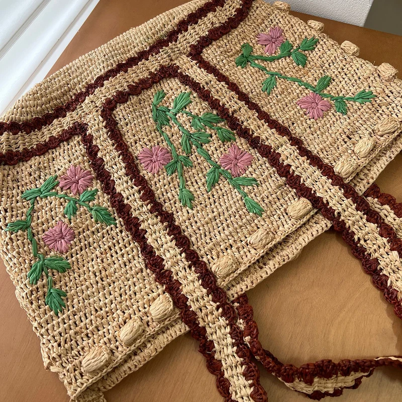 Geflochtene Umhängetasche mit Blumenmuster Skanto