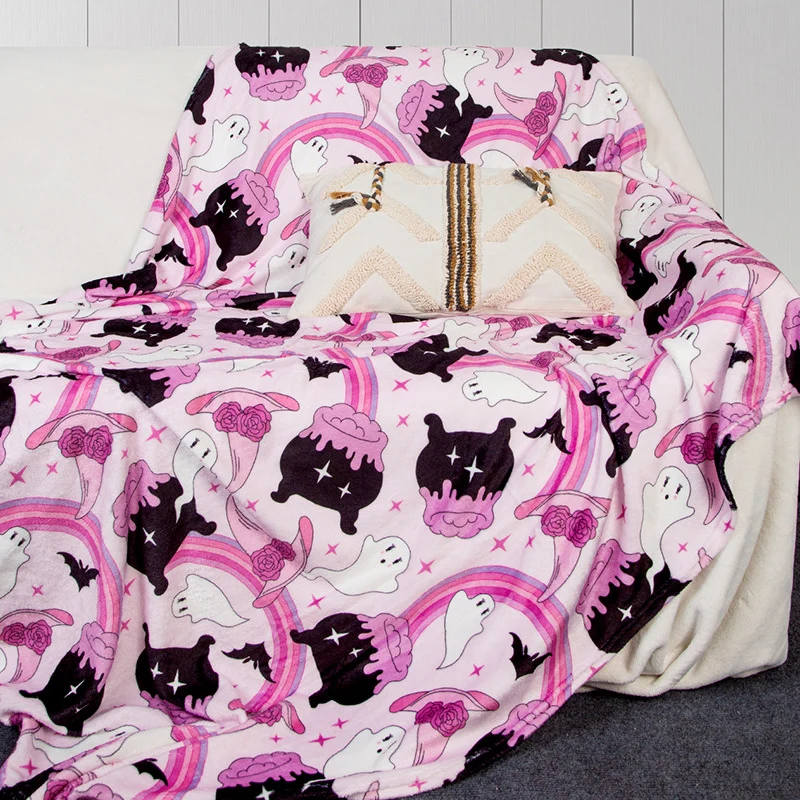 Kuscheldecke mit verspielten Katzen- und Regenbogenmotiven Skanto