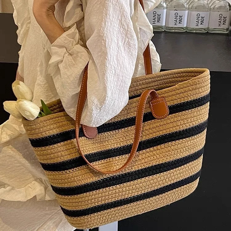 Stilvolle Strohtasche mit Kontraststreifen Skanto
