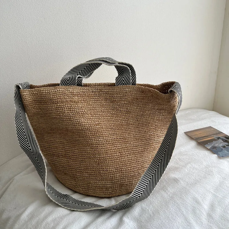 Handgefertigte Strohtasche mit modernem Streifenmuster Skanto