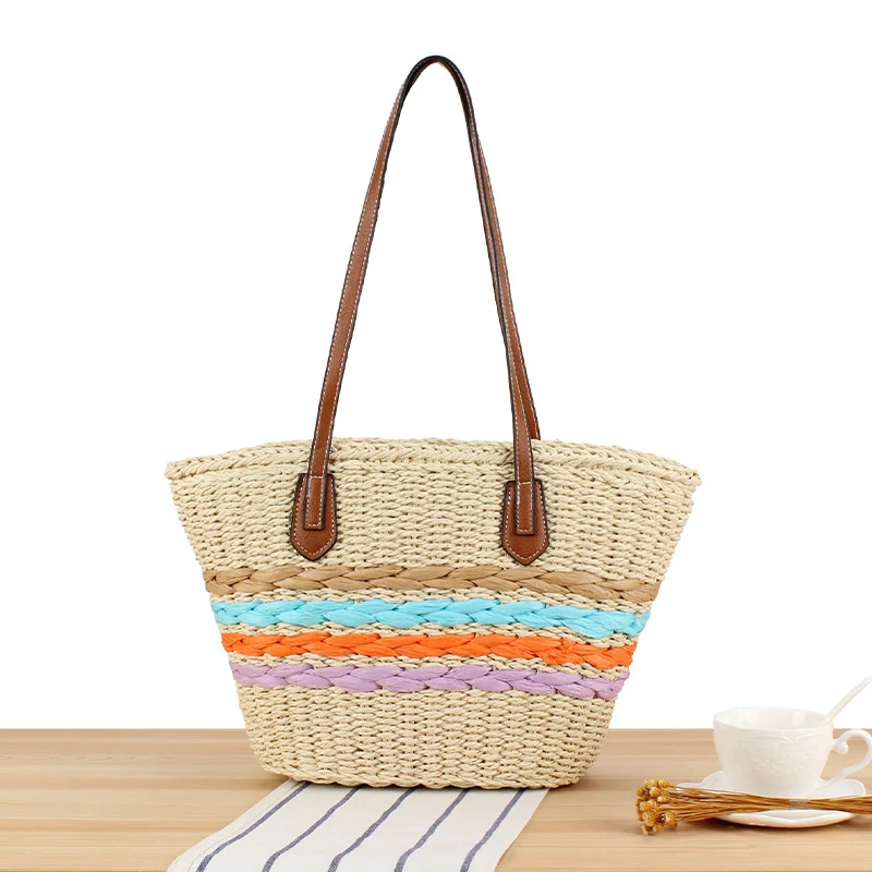 Schöne geflochtene Strohtasche mit Ledergriff Skanto
