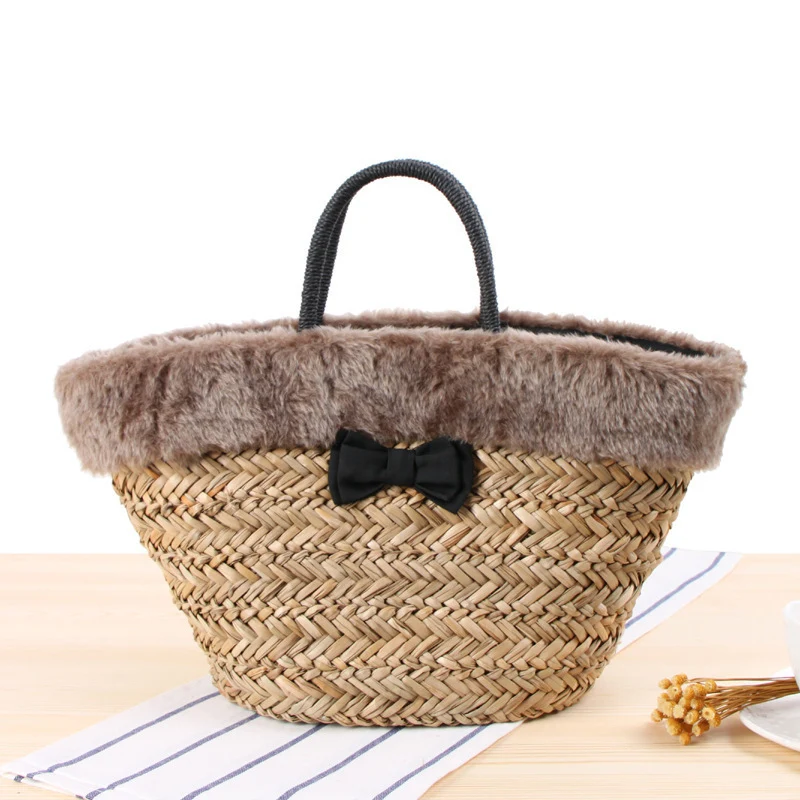 Geflochtene Handtasche mit luxuriösem Kunstfellbesatz Skanto