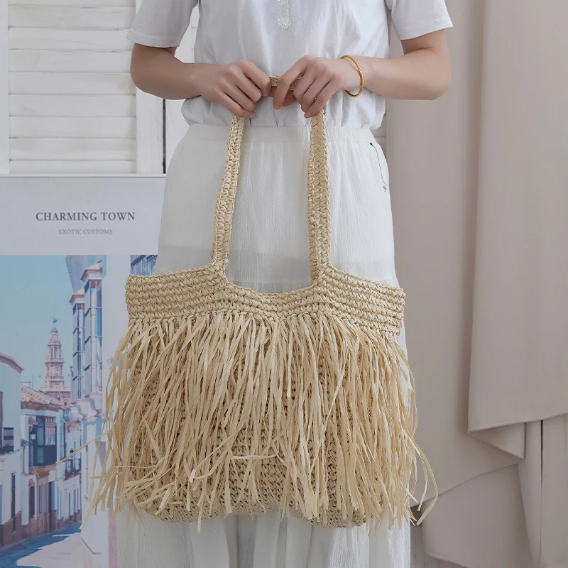 Trendige Strohtasche mit Fransen-Details Skanto