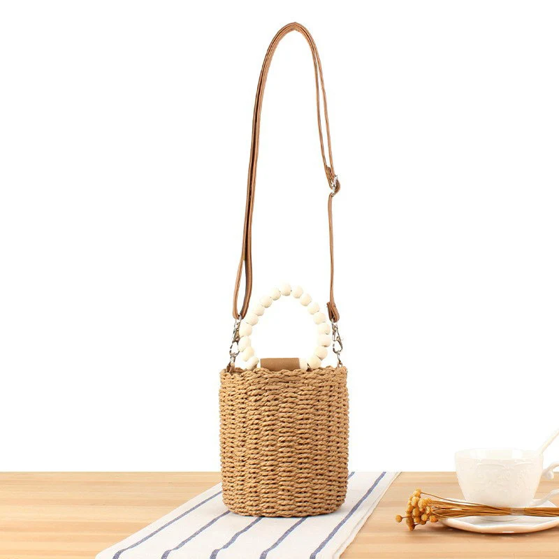 Handtasche aus geflochtenem Naturmaterial mit dekorativem Holzgriff Skanto