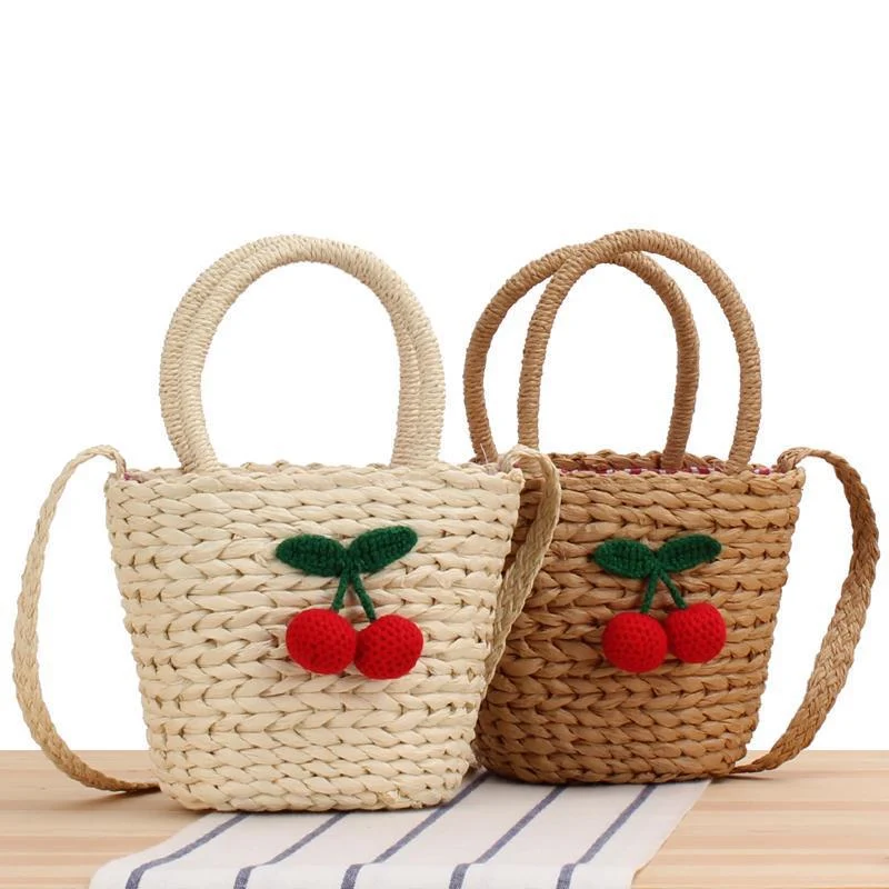 Korbtasche mit gehäkeltem Kirsch-Design Skanto