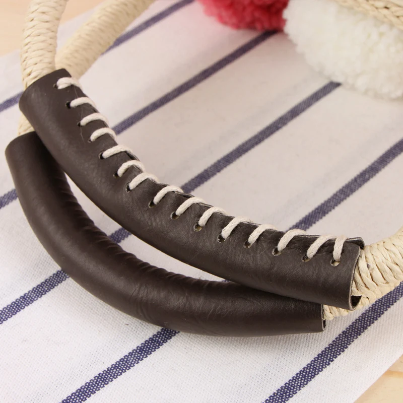 Korbtasche mit dekorativen Pompons Skanto