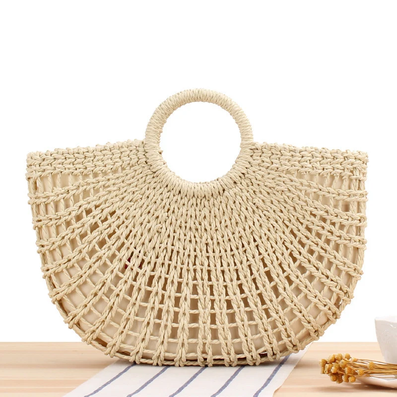 Filigrane Raffia-Umhängetasche mit runden Holzgriffen Skanto