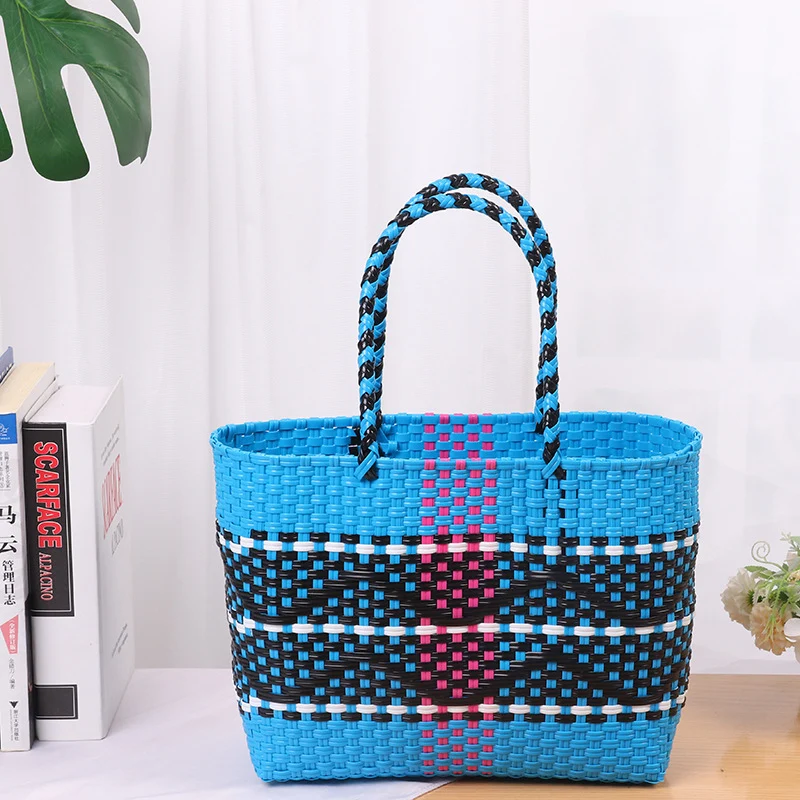 Handgefertigte Strandtasche mit buntem Wellenmuster Skanto