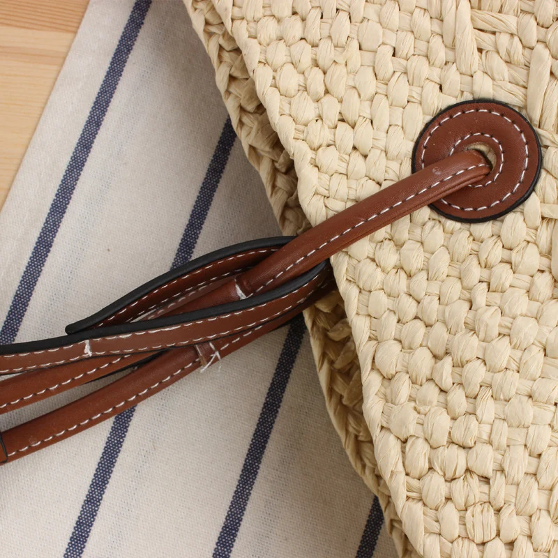 Geflochtene Strandtasche mit eleganten Ledergriffen Skanto