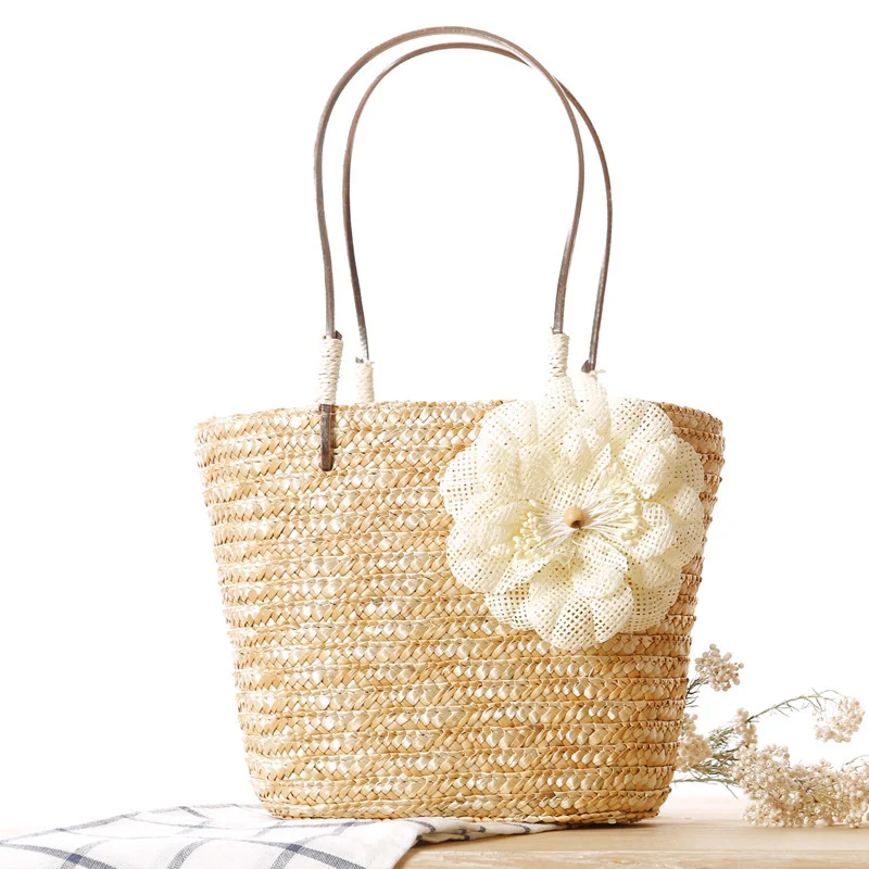 Elegante Strohtasche mit Blumenapplikation Skanto