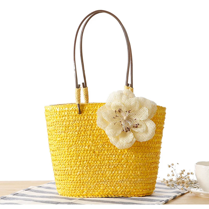Elegante Strohtasche mit Blumenapplikation Skanto