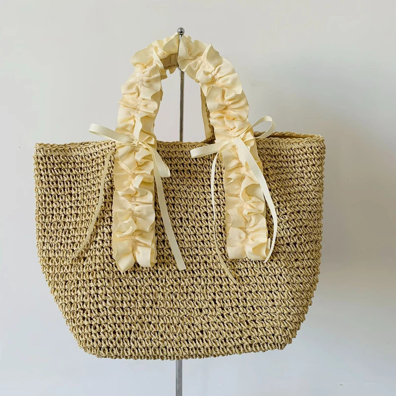 Gehäkelte Strandtasche mit eleganten Satin-Details Skanto