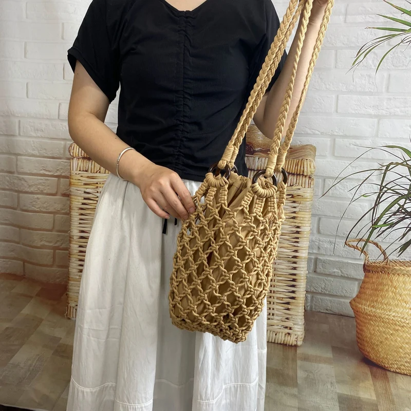 Handgeknüpfte Netztasche mit dekorativen Holzringen Skanto