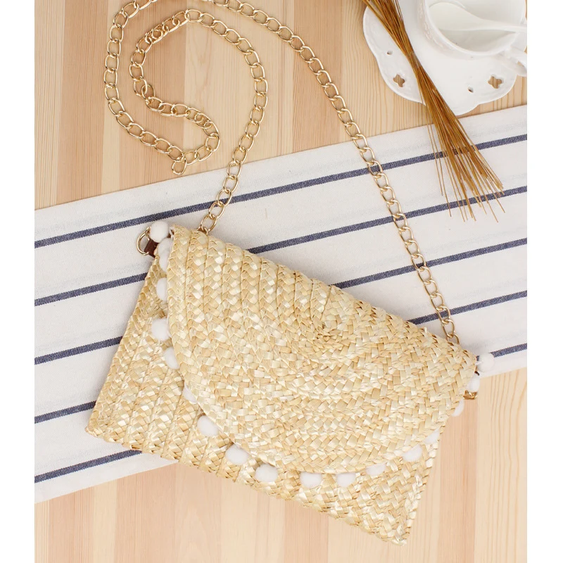 Handgewebte Raffia-Clutch mit dekorativen Pompons Skanto