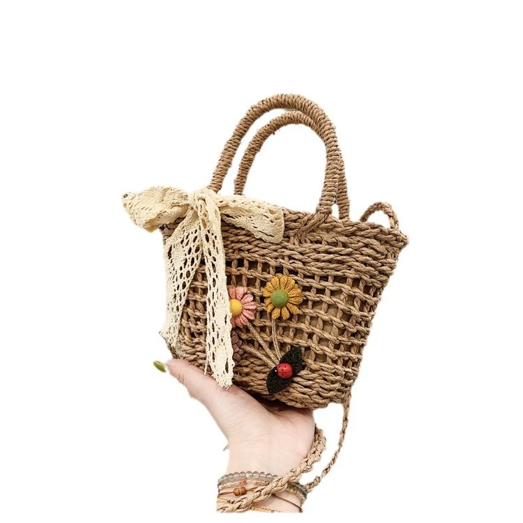 Charmante Korbtasche mit Blumenapplikationen Skanto