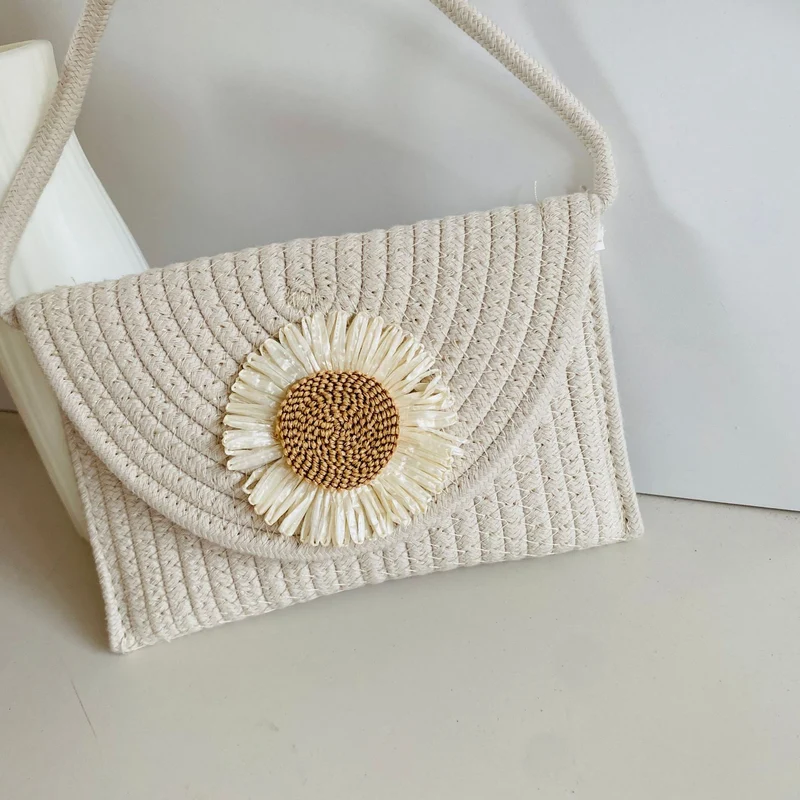 Moderne Umhängetasche mit Blumenapplikation Skanto