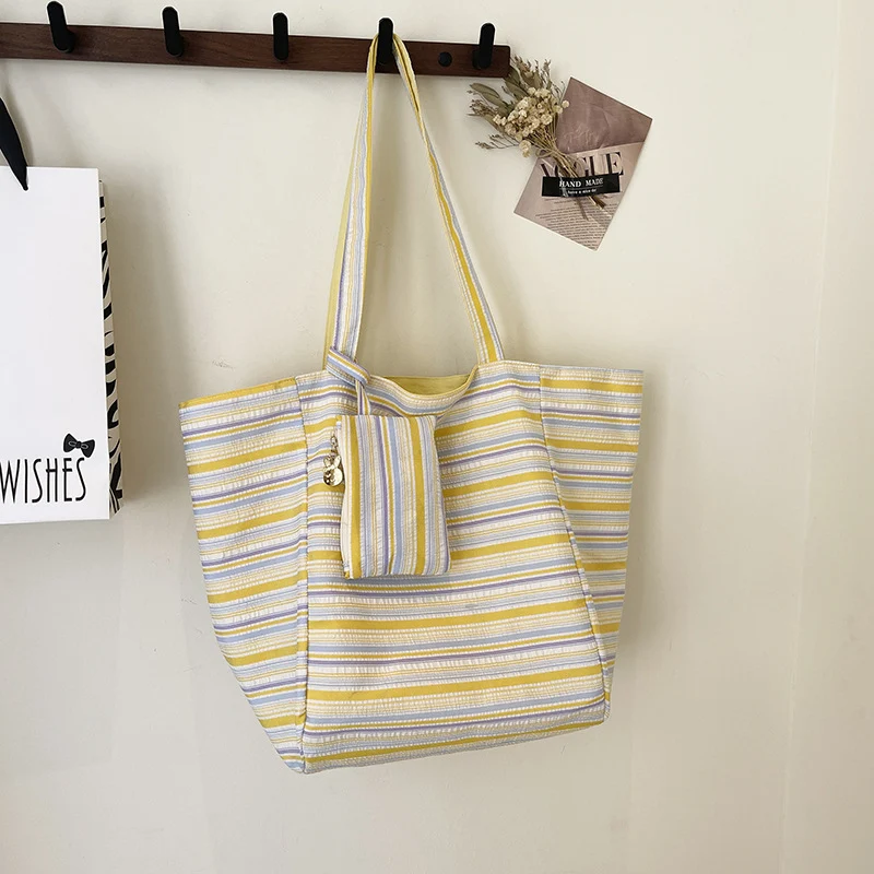 Geräumige Tote Bag mit Wellenstreifen Skanto