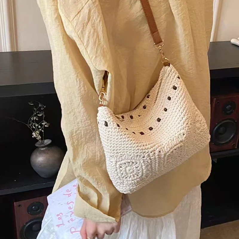 Handtasche mit feinen Häkelmotiven Skanto
