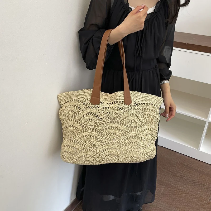 Handtasche aus hochwertigem gewebtem Naturmaterial mit eleganten Ledergriffen Skanto