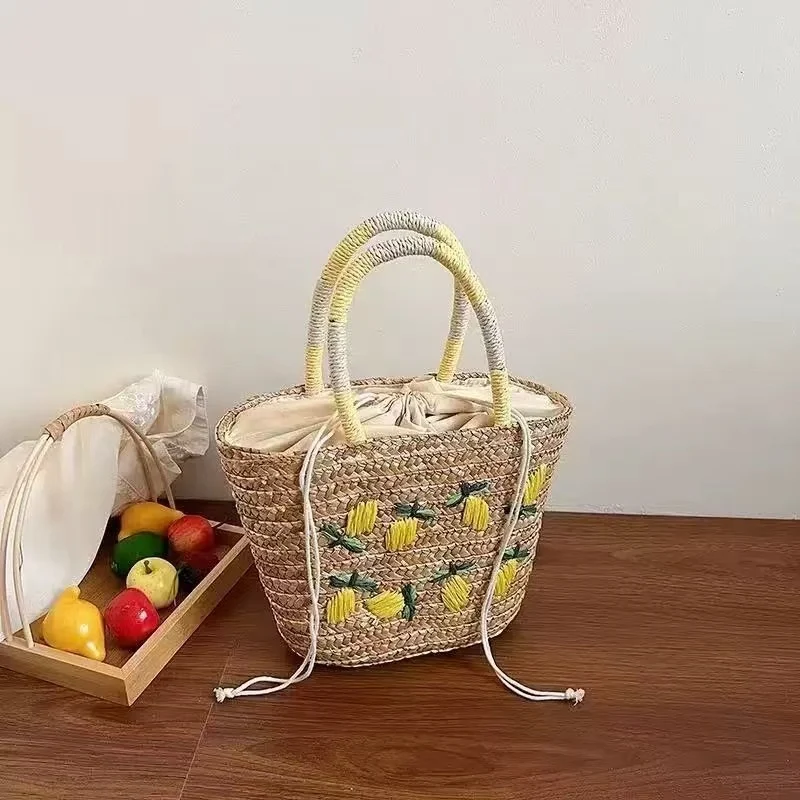 Geräumige Strohtasche mit Zitronenstickerei Skanto