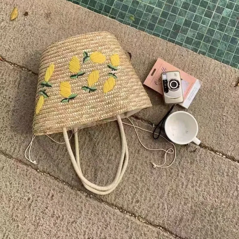 Geräumige Strohtasche mit Zitronenstickerei Skanto