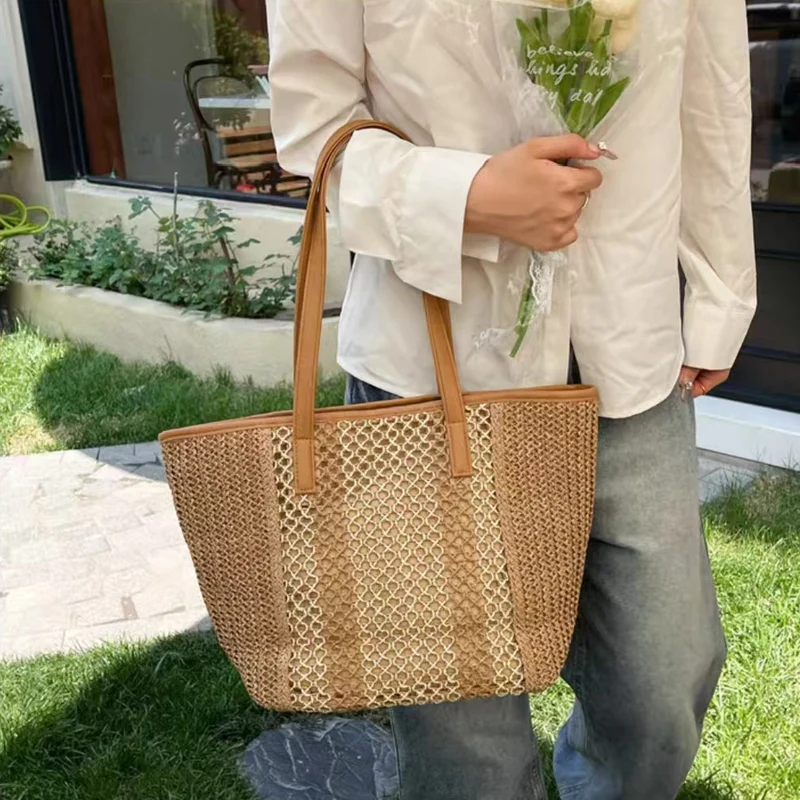 Elegante Strohtasche mit Lederdetails Skanto