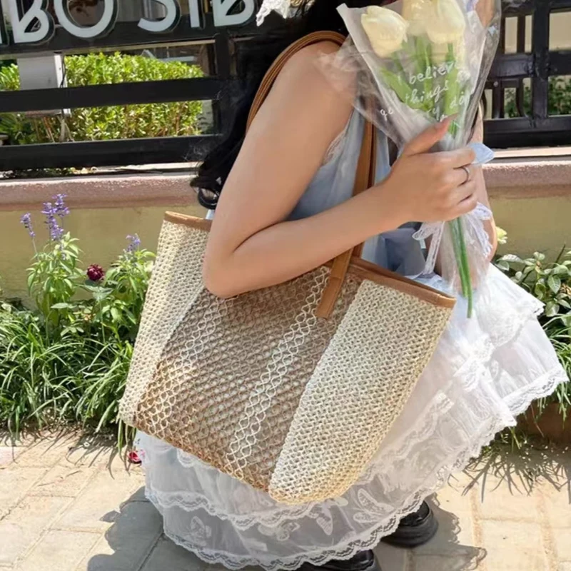 Elegante Strohtasche mit Lederdetails Skanto