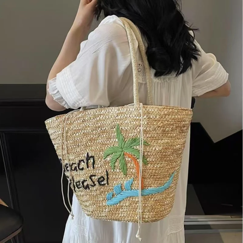 Sommerliche Korbtasche mit kreativem Strandmotiv Skanto