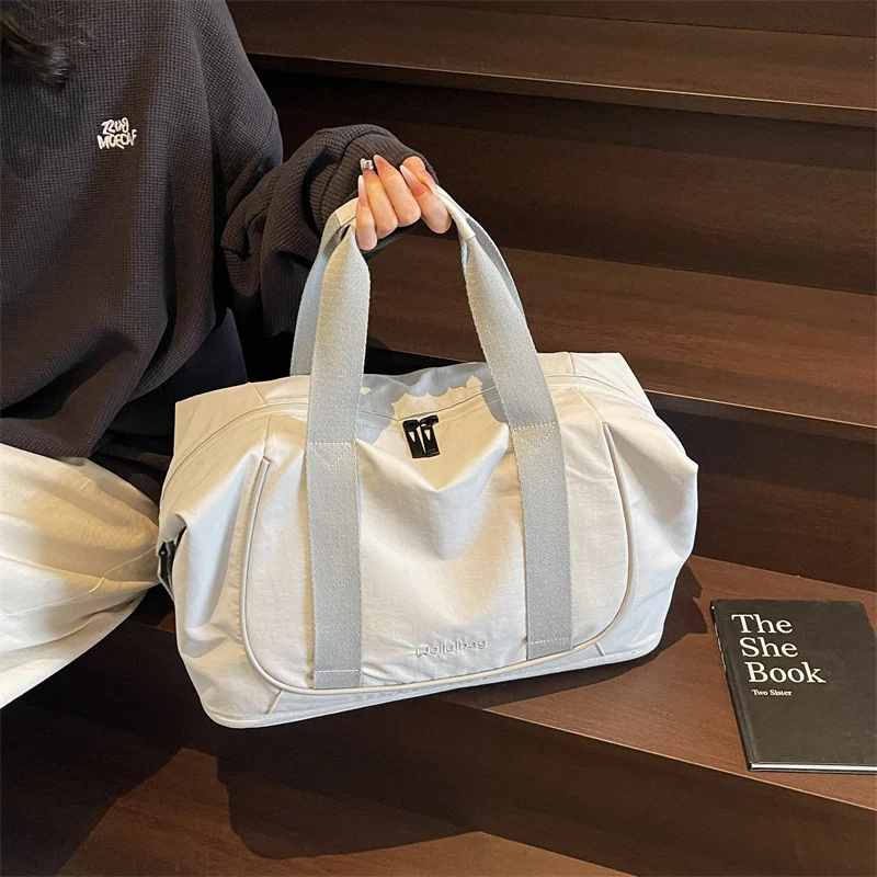 Sportliche Reisetasche für Damen mit stabilen Griffen und vielseitigen Fächern Skanto