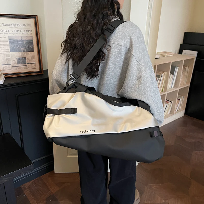 Sportliche Reisetasche für Damen aus strapazierfähigem Material mit flexiblen Trageoptionen Skanto