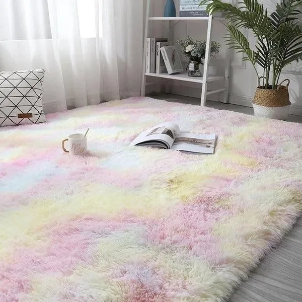 Plüschiger Regenbogen-Fellteppich | Skanto