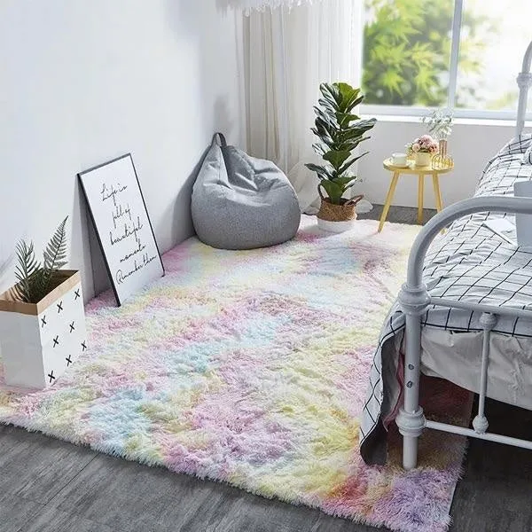 Plüschiger Regenbogen-Fellteppich | Skanto