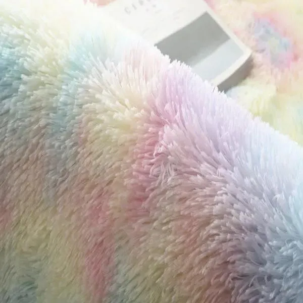 Plüschiger Regenbogen-Fellteppich | Skanto