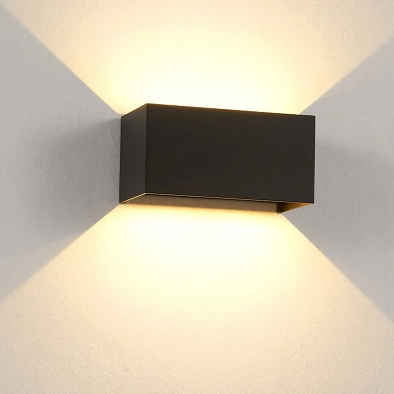 Moderne, wasserdichte, rechteckige LED-Außenwandleuchte mit Up- und Down-Beleuchtung.
