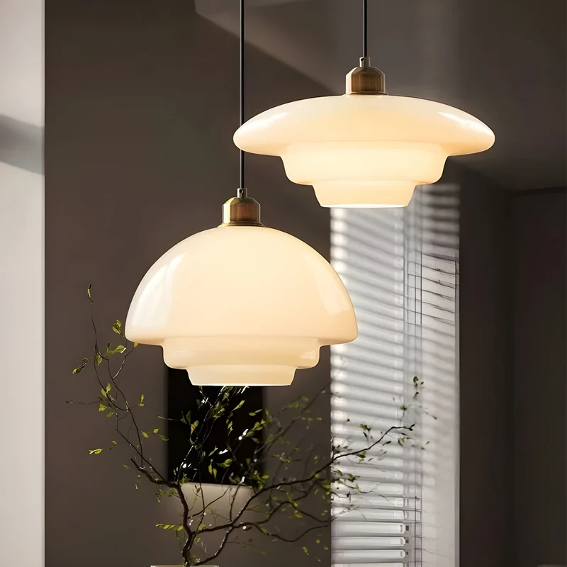 AuraBeam Light – Minimalistische LED-Pendelleuchte aus elfenbeinfarbenem Glas | Skanto