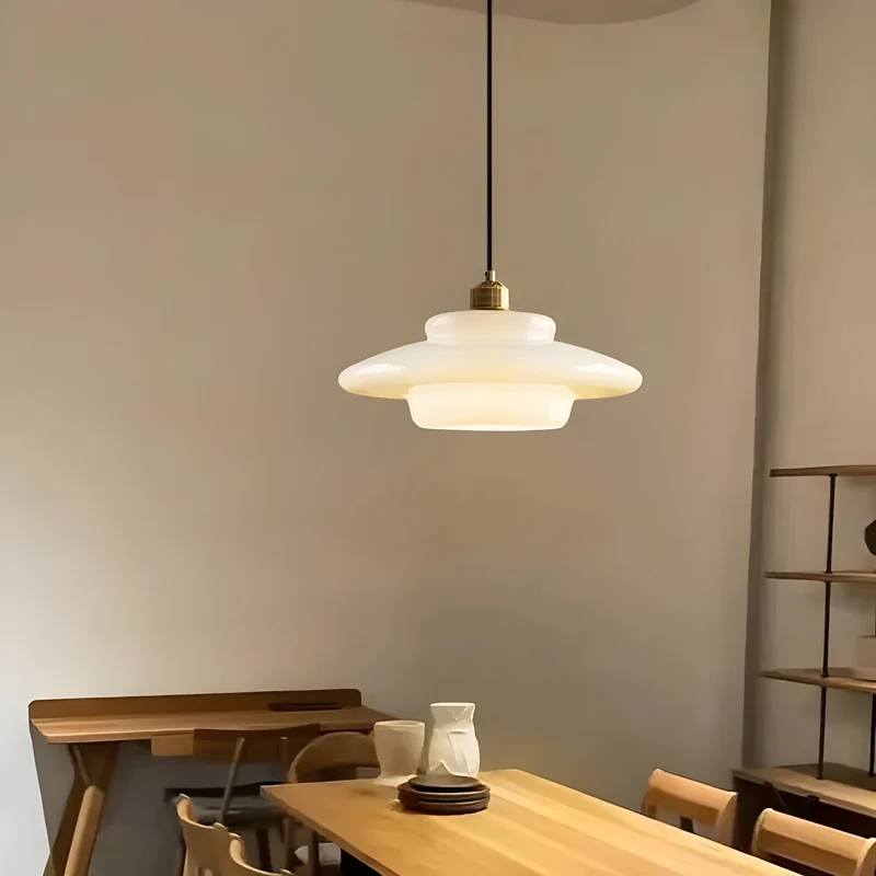 AuraBeam Light – Minimalistische LED-Pendelleuchte aus elfenbeinfarbenem Glas | Skanto