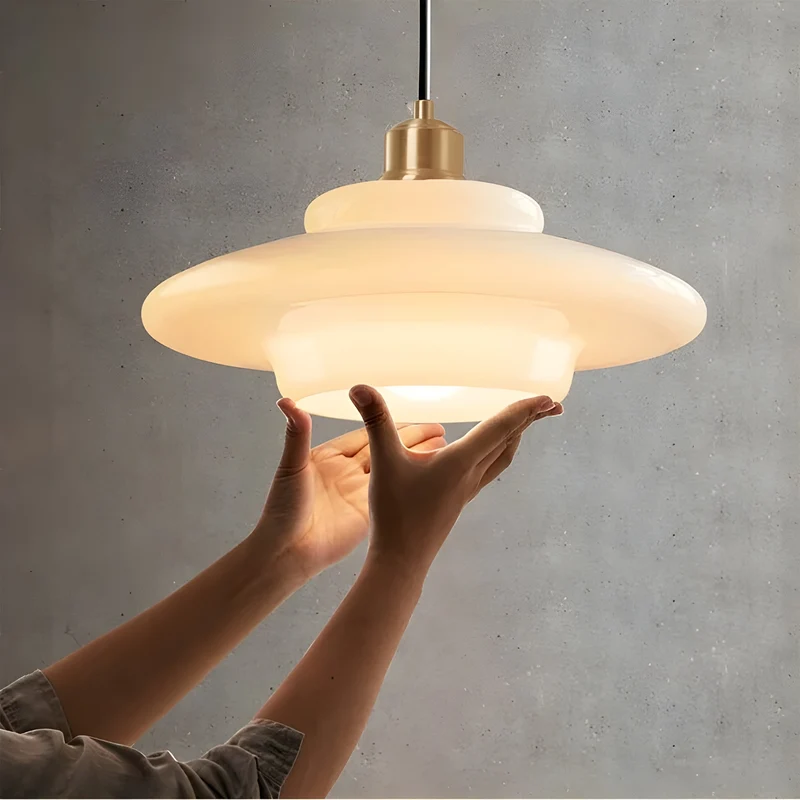 AuraBeam Light – Minimalistische LED-Pendelleuchte aus elfenbeinfarbenem Glas | Skanto