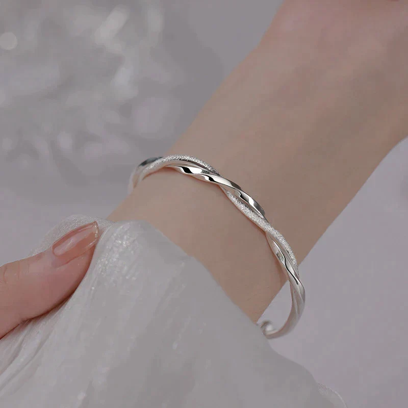 Elegantes geflochtenes Silberarmband