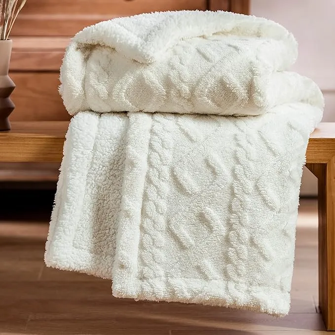 Kuschelweiche Sherpa-Strickdecke mit Zopfmuster