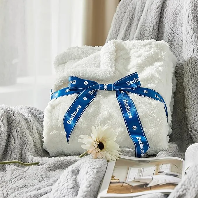 Kuschelweiche Sherpa-Strickdecke mit Zopfmuster