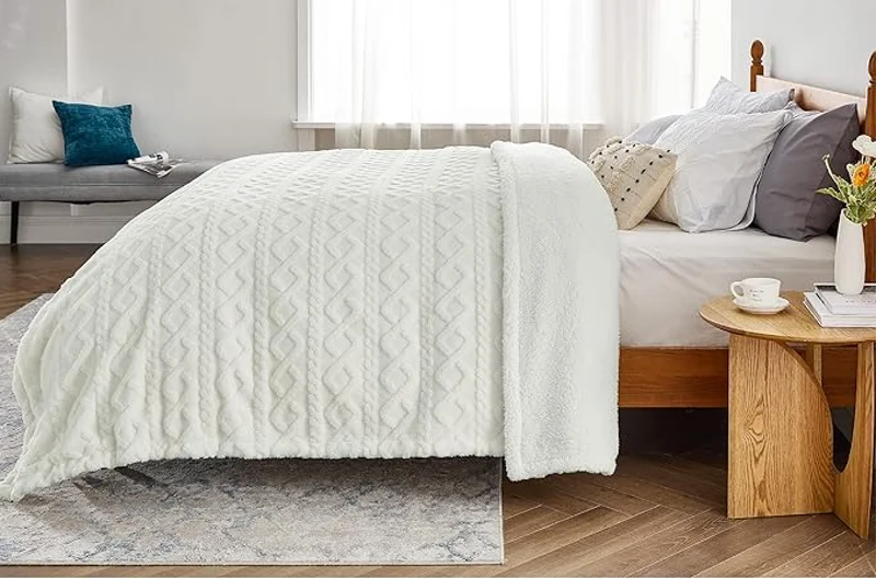 Kuschelweiche Sherpa-Strickdecke mit Zopfmuster