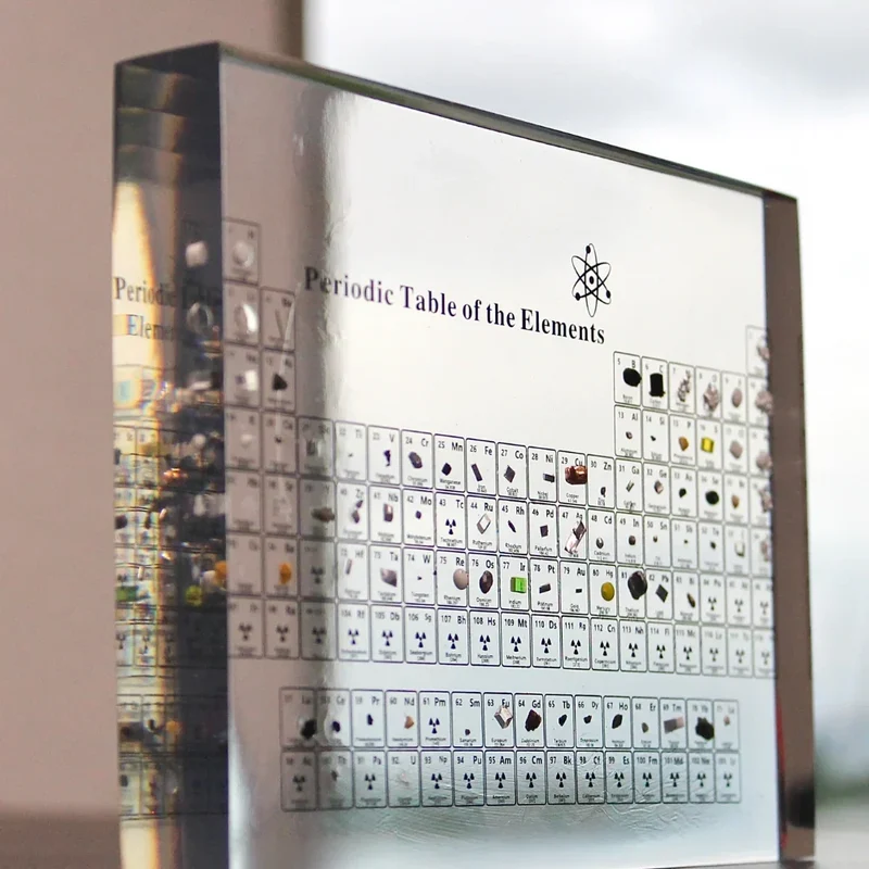 Periodensystem-Display – 83 Proben in klarem Acryl auf Holzsockel mit Licht
