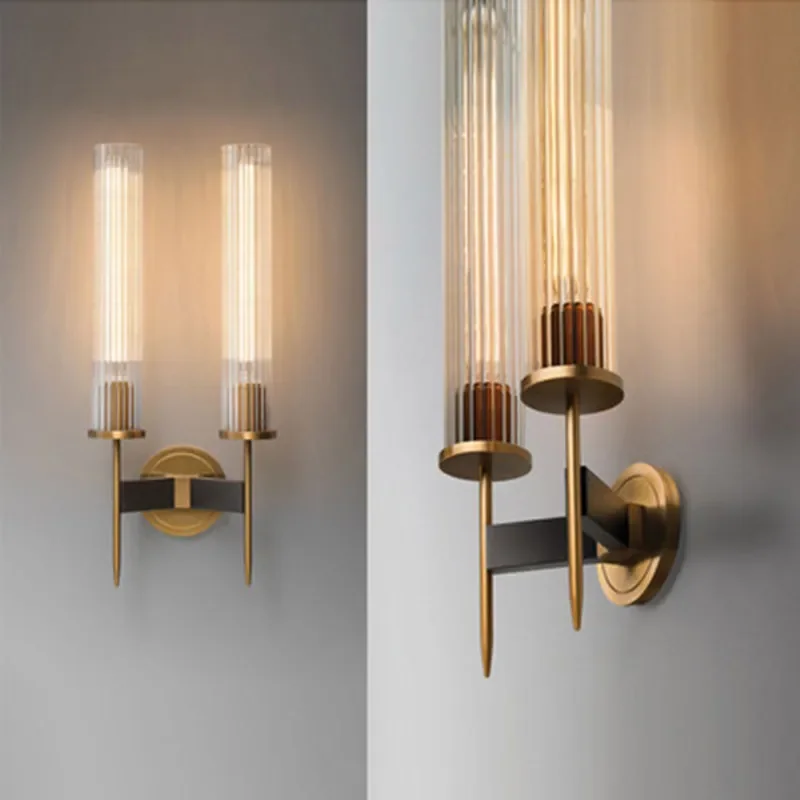 Skanto | Elegante Wandleuchte mit geripptem Glas und Messingakzent