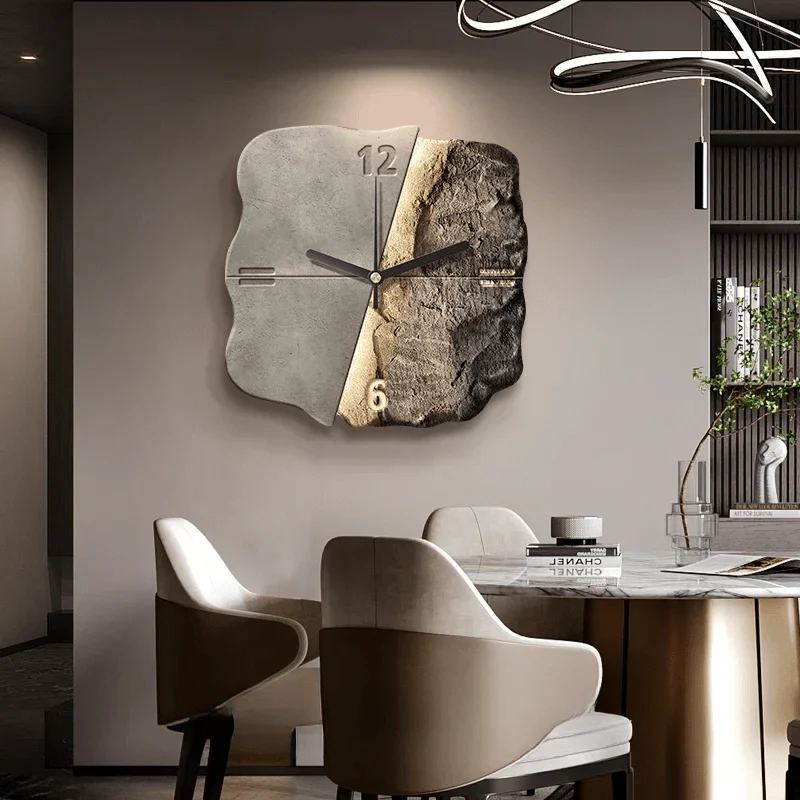 Skanto | Moderne Wanduhr aus Sandstein mit 3D-Relief & leisem Quarzwerk