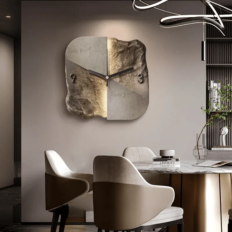Skanto | Moderne Wanduhr aus Sandstein mit 3D-Relief & leisem Quarzwerk
