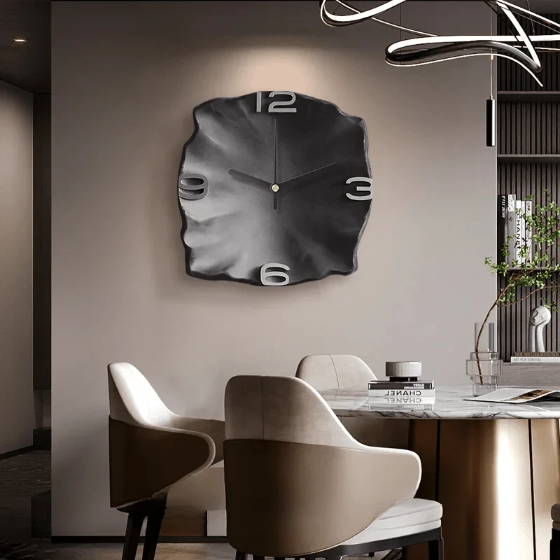 Skanto | Moderne Wanduhr aus Sandstein mit 3D-Relief & leisem Quarzwerk