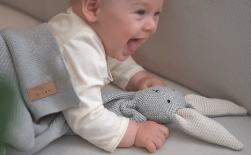 DIKOS 2-in-1 Babydecke & Kuscheltuch -Hase - Bio-Baumwolle (GOTS & OEKO TEX) - 100 x 75 cm